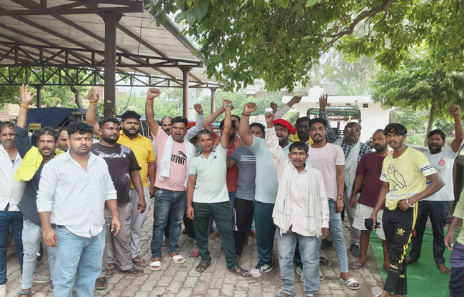 सोनीपत: कंपनी प्रबंधन के खिलाफ नारेबाजी करते कंपनी के कर्मचारी। सोनीपत: कंपनी प्रबंधन के खिलाफ नारेबाजी करते कंपनी के कर्मचारी।