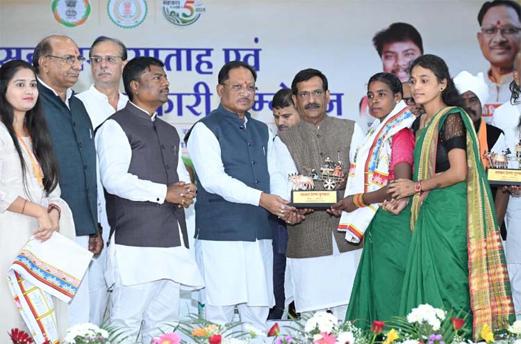 मुख्यमंत्री साय राज्यस्तरीय सहकारी सम्मेलन एवं सहकारी  सप्ताह कार्यक्रम का शुभारंभ किया