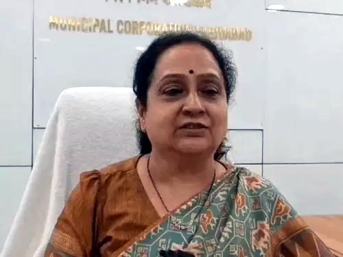 नगर निगम मेयर प्रवीण बत्रा जोशी।
