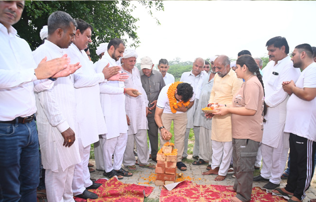 सोनीपत: कैलाना में विकास कार्यों का शिलान्यास         करते विधायक देवेंद्र कादियान।
