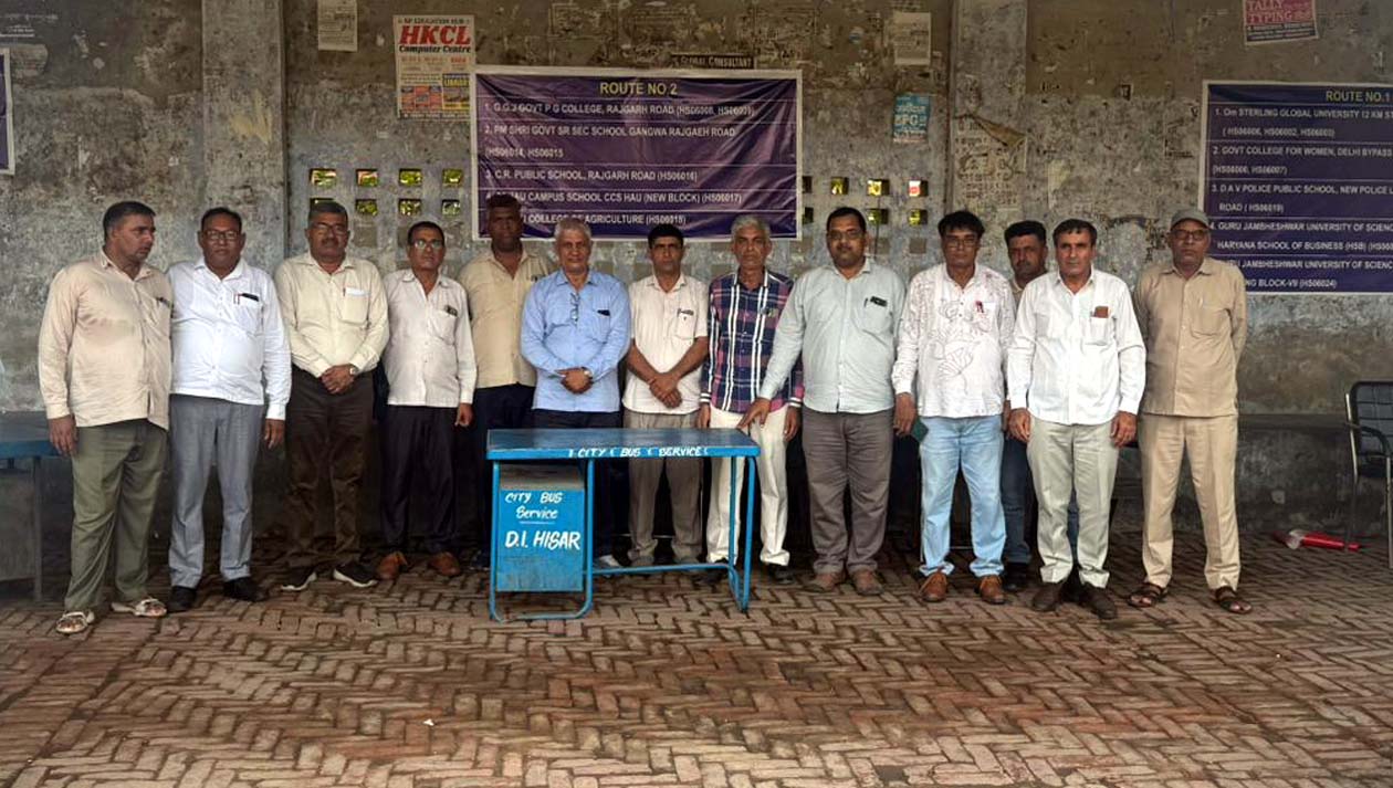 रोडवेज बूथ पर तैनात अधिकारी व कर्मचारी।