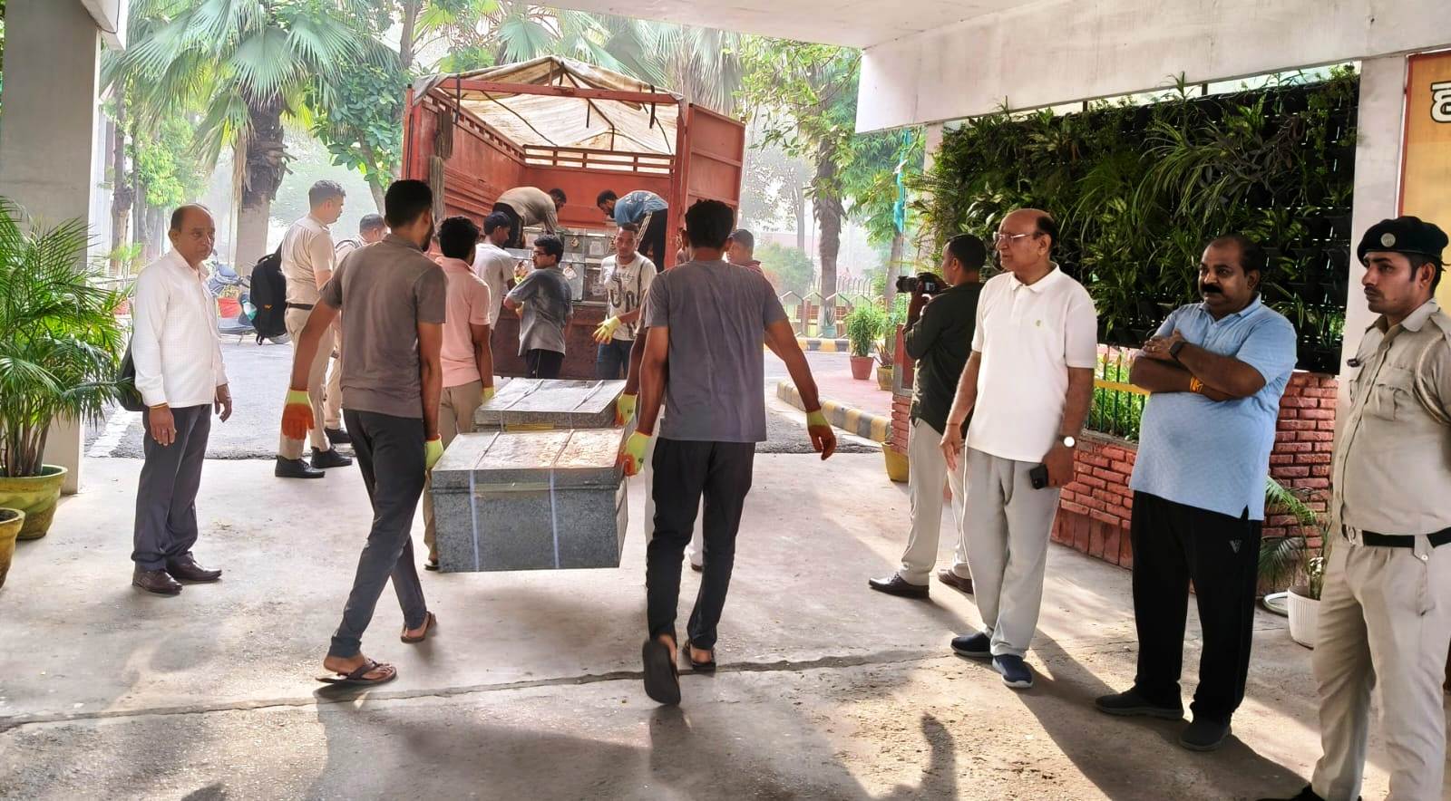 भिवानी स्थित बाेर्ड मुख्यालय से प्रश्न पत्र लेकर जाते अधिकारी