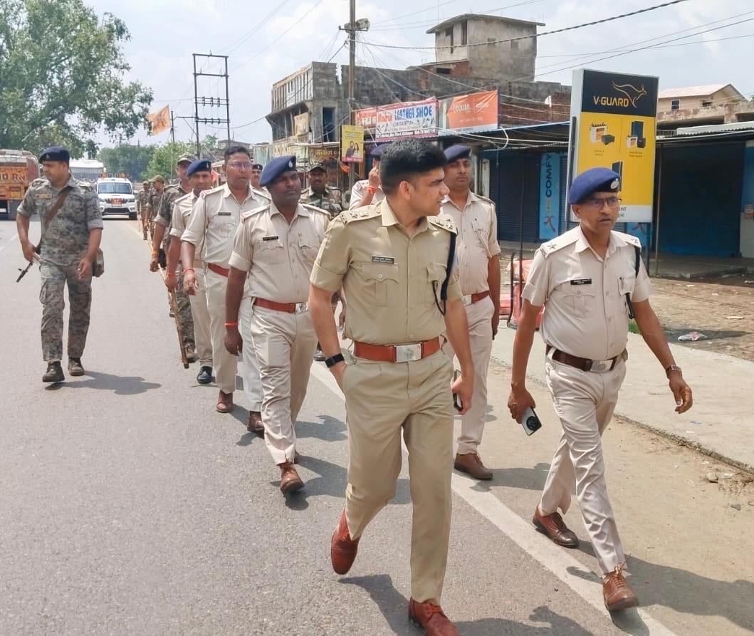 पैदल गश्त लगाते एसपी