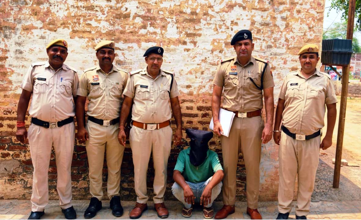 प्रतिबंधित कैप्शूल सहित पकड़ा गया आरोपी।