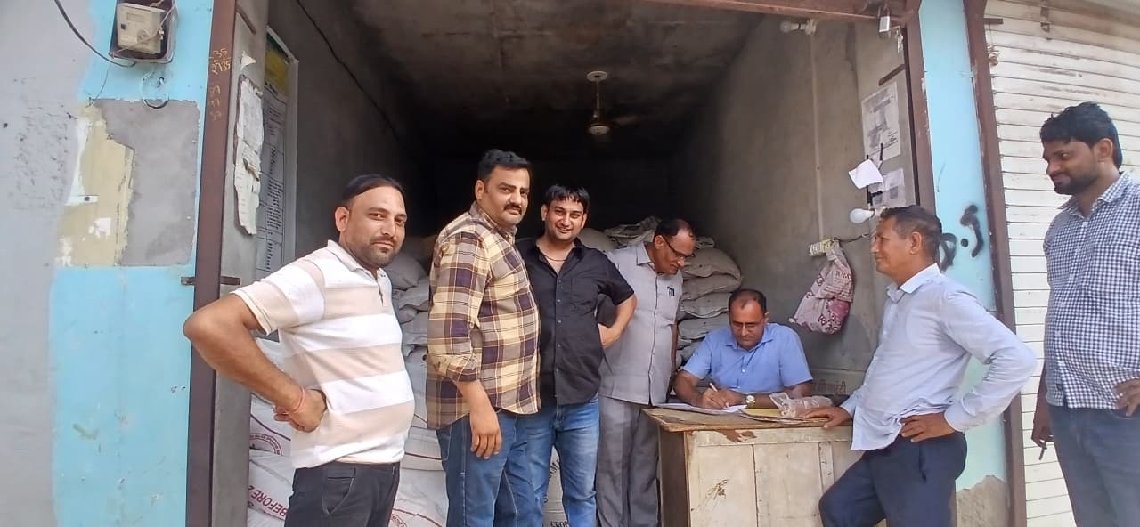 राशन डिपो पर जांच करती सीएम फ्लाइंग टीम।