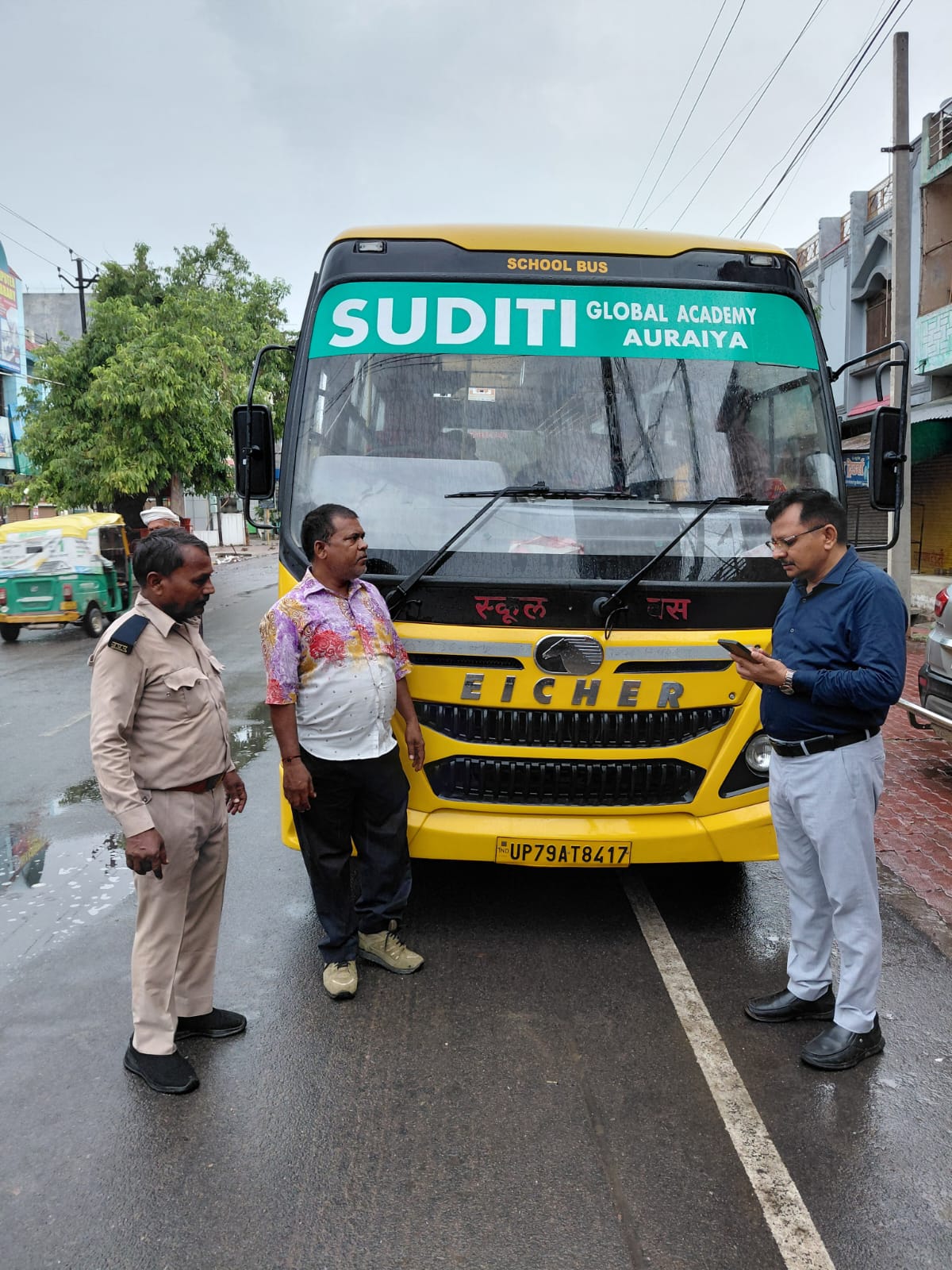 फोटो। स्कूली वाहनों पर कारवाही करते हुए ARTO