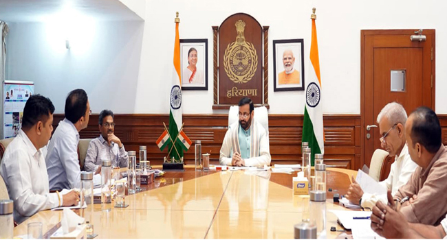 हरियाणा के मुख्यमंत्री कृषि याेजनाओं पर बैठक लेते हुए हरियाणा के मुख्यमंत्री कृषि याेजनाओं पर बैठक लेते हुए
