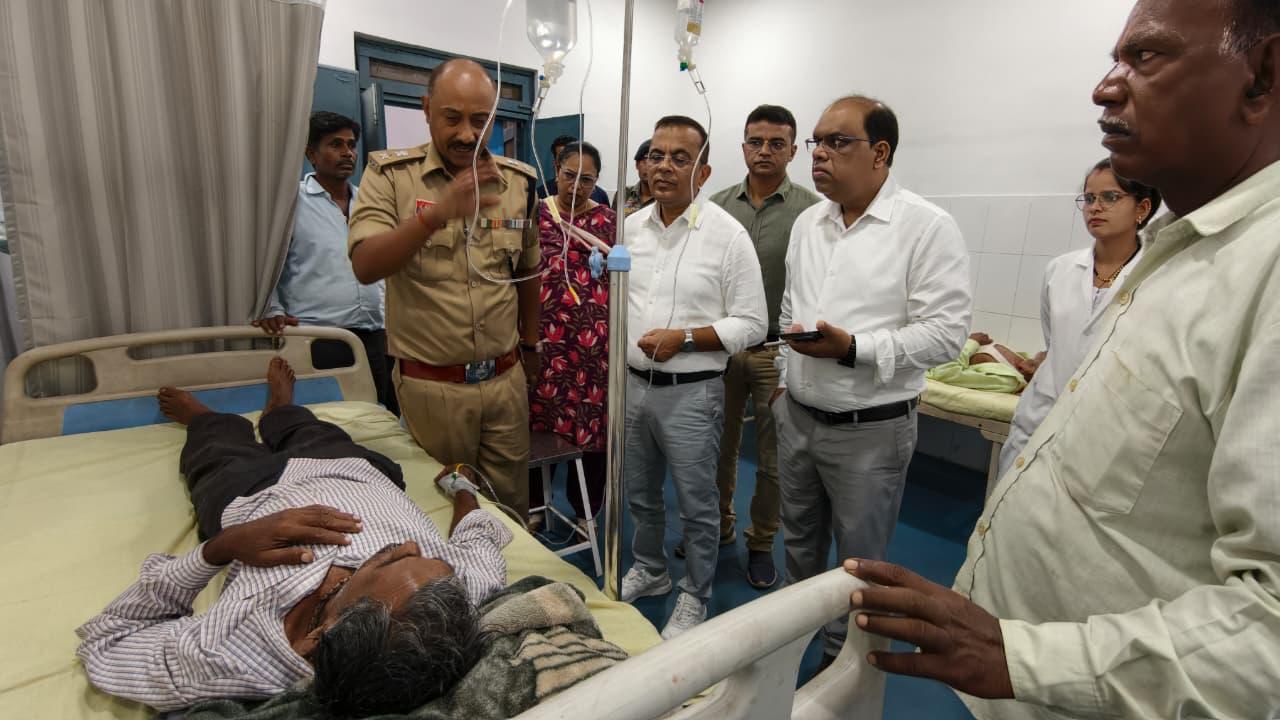 डोंगाकोहरौद आंदोलन के दौरान अस्वस्थ हुए स्थानीय ग्रामीणों से कलेक्टर-पुलिस अधीक्षक ने की मुलाकात डोंगाकोहरौद आंदोलन के दौरान अस्वस्थ हुए स्थानीय ग्रामीणों से कलेक्टर-पुलिस अधीक्षक ने की मुलाकात