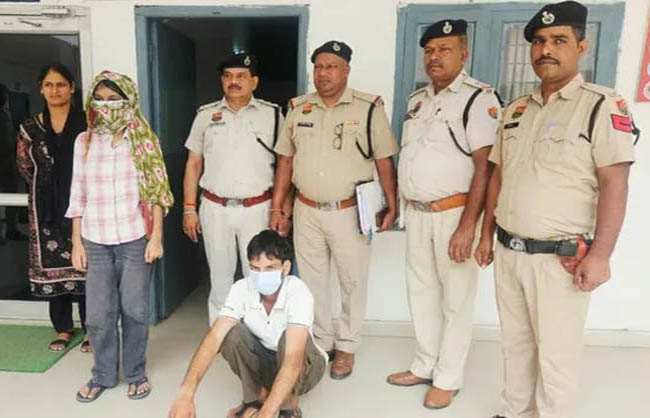 पुलिस की गिरफ्त में आरोपी।