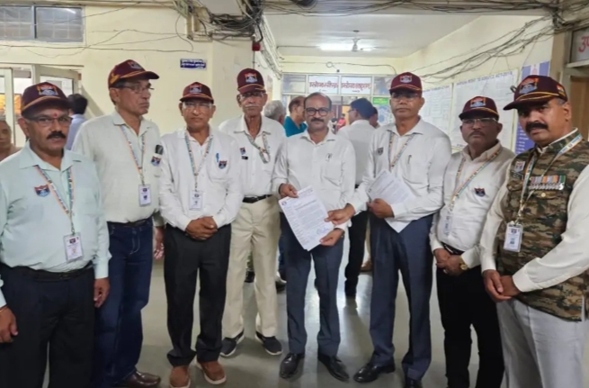किश्तवाड़ की घटना के विरोध में ज्ञापन देने पहुंचे पूर्व सैन्य अधिकारी।