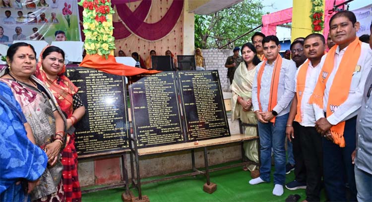 राजस्व मंत्री टंक राम वर्मा ग्राम पंचायत देवरी में तीन महत्वपूर्ण विकास कार्यों का भूमिपूजन एवं लोकार्पण करते हुए