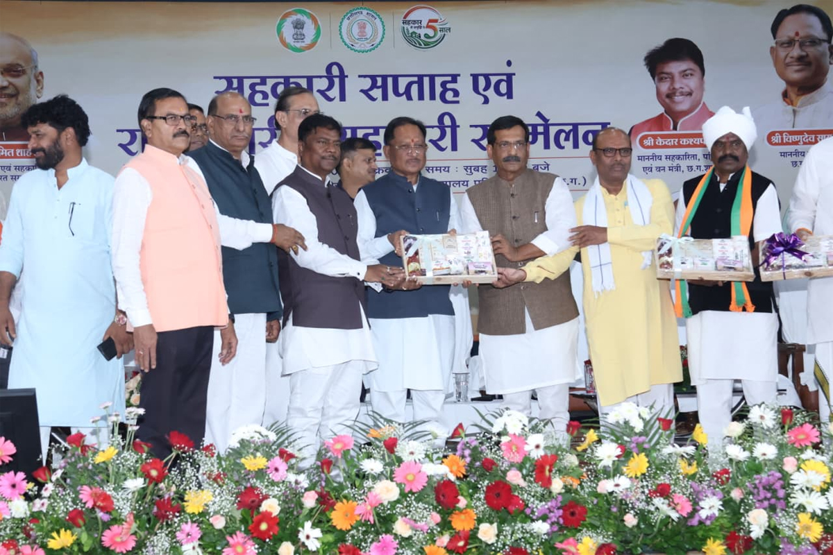 वन धन विकास केन्द्रों के नए उत्पादों का लोकार्पण एवं पुस्तक का विमोचन करते मुख्यमंत्री साय