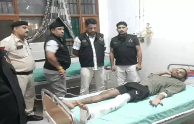 उपचाराधीन घायल आरोपी।