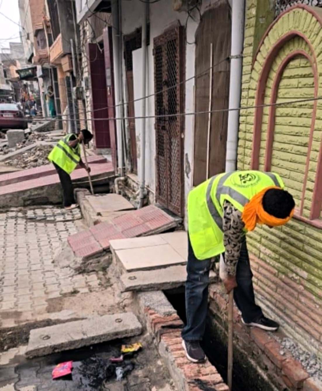 डीसी के निर्देश उपरांत नालियों की सफाई करते सफाई कर्मचारी।