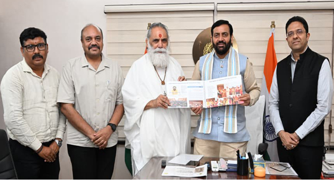 हरियाणा के मुख्यमंत्री काे जापान दाैरे की रिपाेर्ट देते गीता मनीषी ज्ञाना नंद हरियाणा के मुख्यमंत्री काे जापान दाैरे की रिपाेर्ट देते गीता मनीषी ज्ञाना नंद