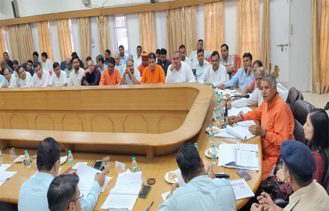सड़क सुरक्षा समिति की बैठक लेते सांसद चौधरी धर्मबीर सिंह।