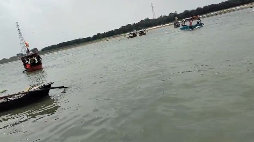 लाइफ जैकेट के चलते टला बड़ा हादसा, घायलों को अस्पताल में कराया गया भर्ती* लाइफ जैकेट के चलते टला बड़ा हादसा, घायलों को अस्पताल में कराया गया भर्ती*