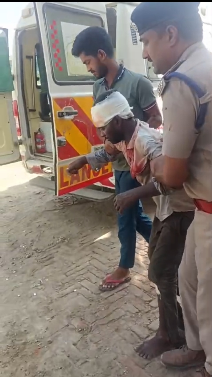 घायल यात्री को अस्पताल ले जाते आरपीएफ के अधिकारी घायल यात्री को अस्पताल ले जाते आरपीएफ के अधिकारी