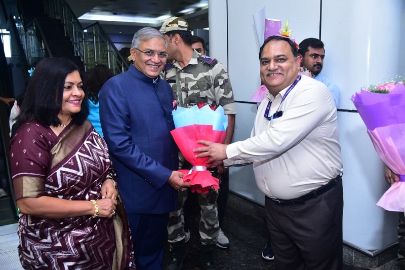 मुख्य निर्वाचन आयुक्त ज्ञानेश कुमार का इंदौर एयरपोर्ट पर स्वागत