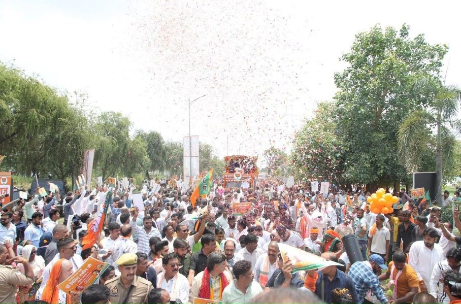 रोड शो में उमड़ा कार्यकर्ताओं का हुजूम