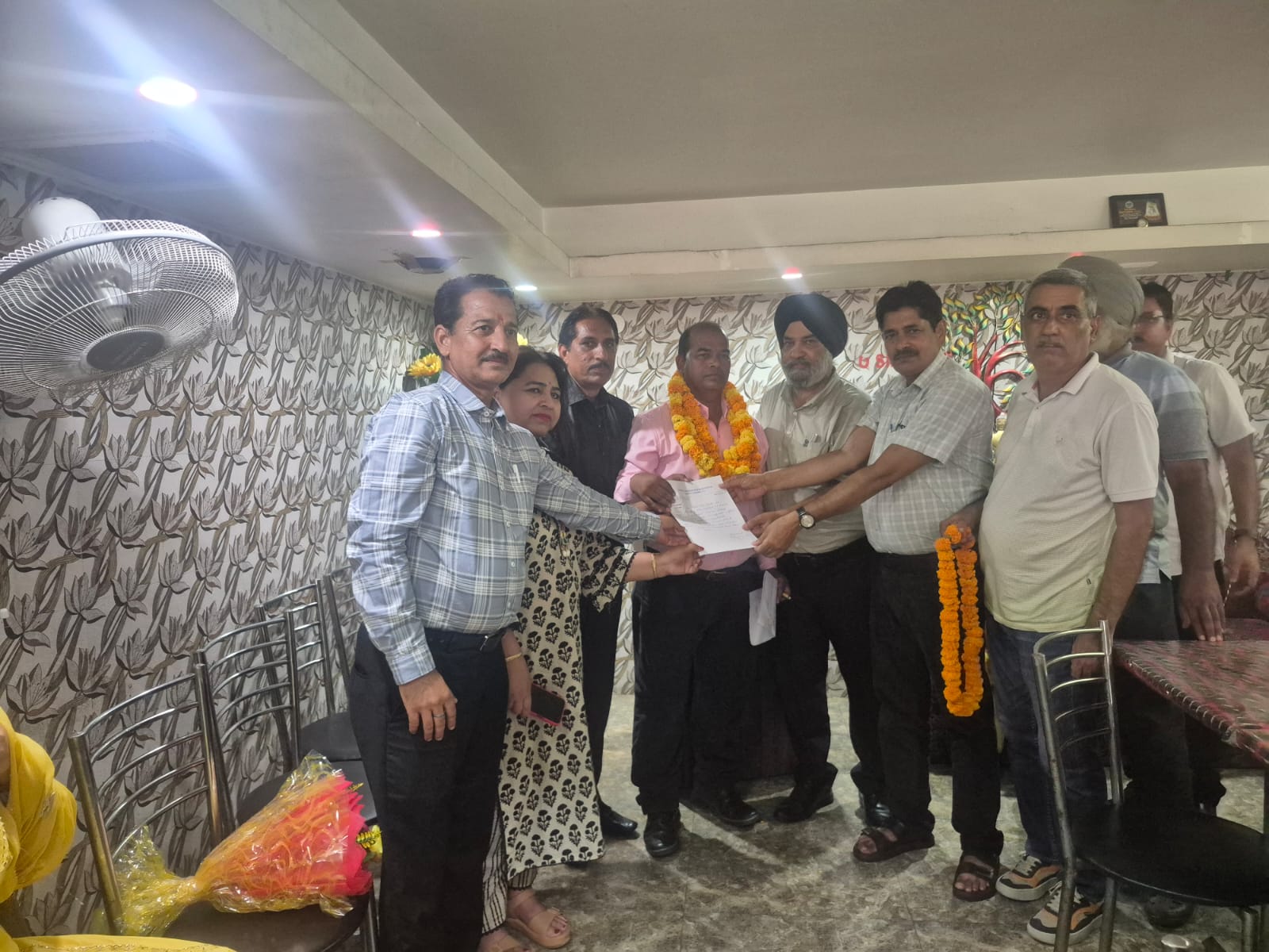 जम्मू-कश्मीर टीचर्स फोरम ने सेवानिवृत्त शिक्षक को दी विदाई