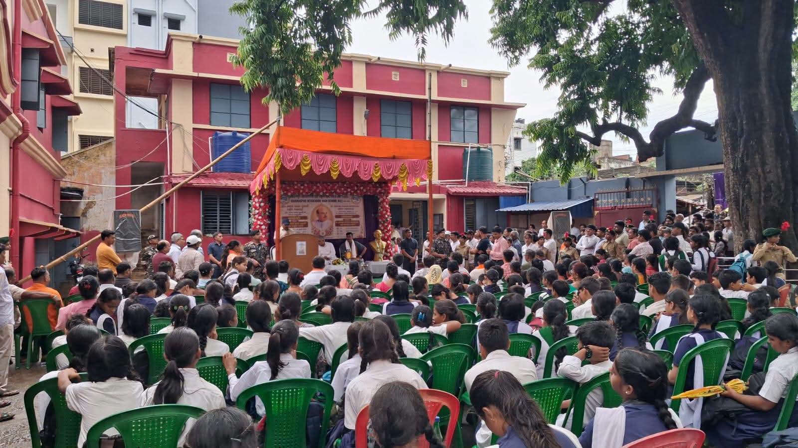 हितकारिणी स्कूल के कार्यक्रम में उपस्थित दिलीप घोष