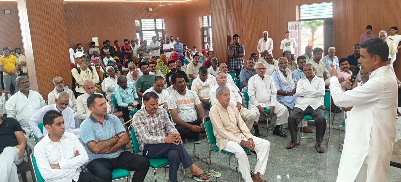 गुरुग्राम के पातली हाजीपुर गांव के पास डंपिंग यार्ड बनाने के। विरोध में पंचायत में बोलते सरपंच एसोसिएशन के प्रधान धर्मपाल।