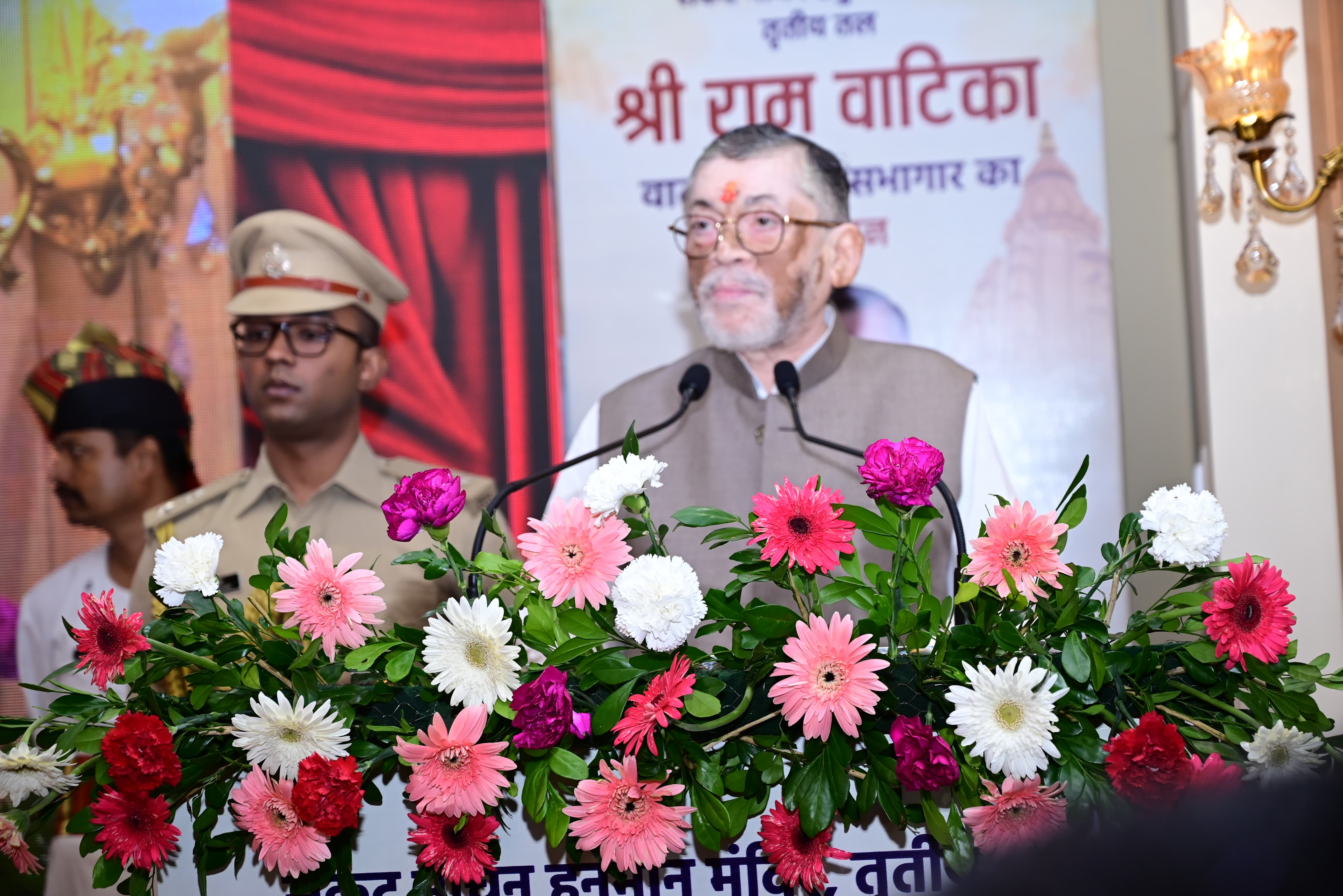 राज्यपाल कार्यक्रम को संबोधित करते हुए