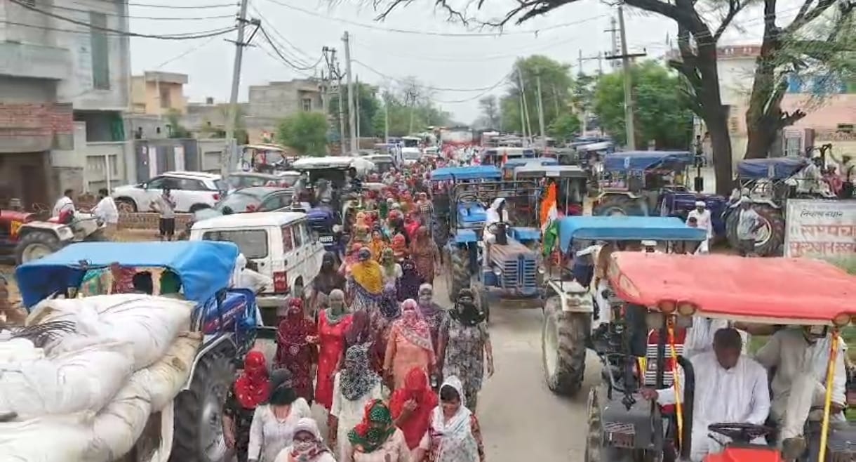 जलघर से धरनास्थल तक ट्रैक्टर मार्च निकालते ग्रामीण।
