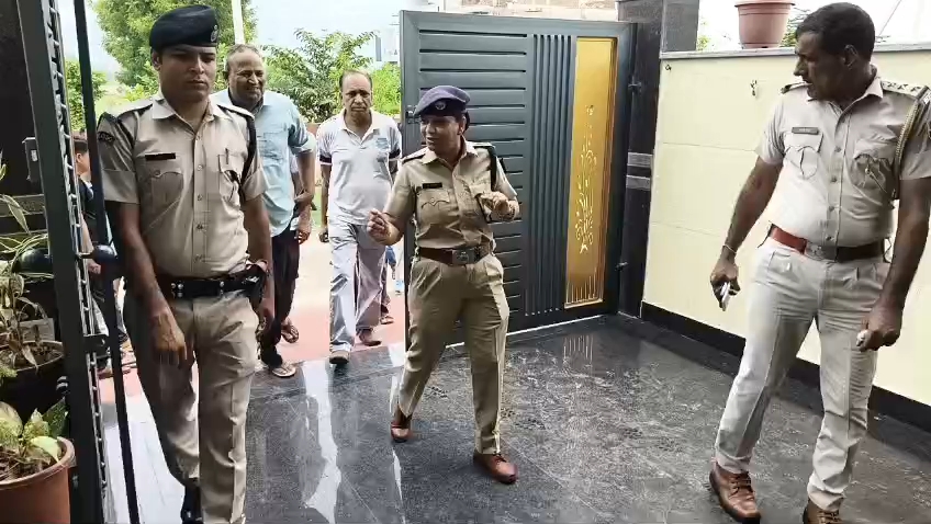 अलवर. घटनास्थल पर जाँच करती पुलिस।