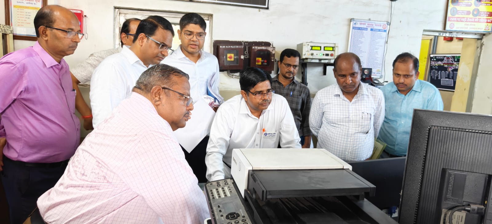 अलीगढ़–दादरी खंड का इंट्रा रेलवे सेफ्टी ऑडिट करते हुए रेलवे के अधिकारियों का छाया चित्र