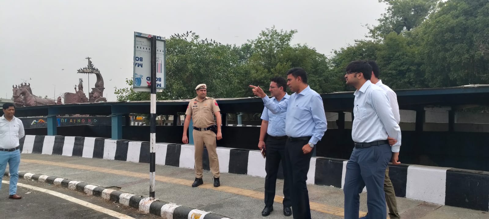 गुरुग्राम में राष्ट्रीय राजमार्ग पर सफाई, जल निकासी व्यवस्था का निरीक्षण करतेनिगमायुक्त प्रदीप दहिया।