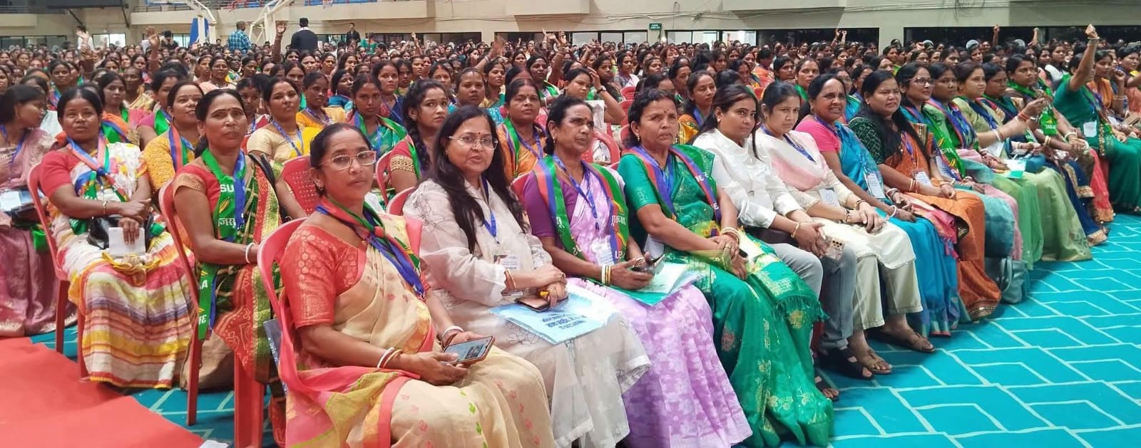 अधिवेशन में मौजूद राज्य भर से पहुंची महिलाएं