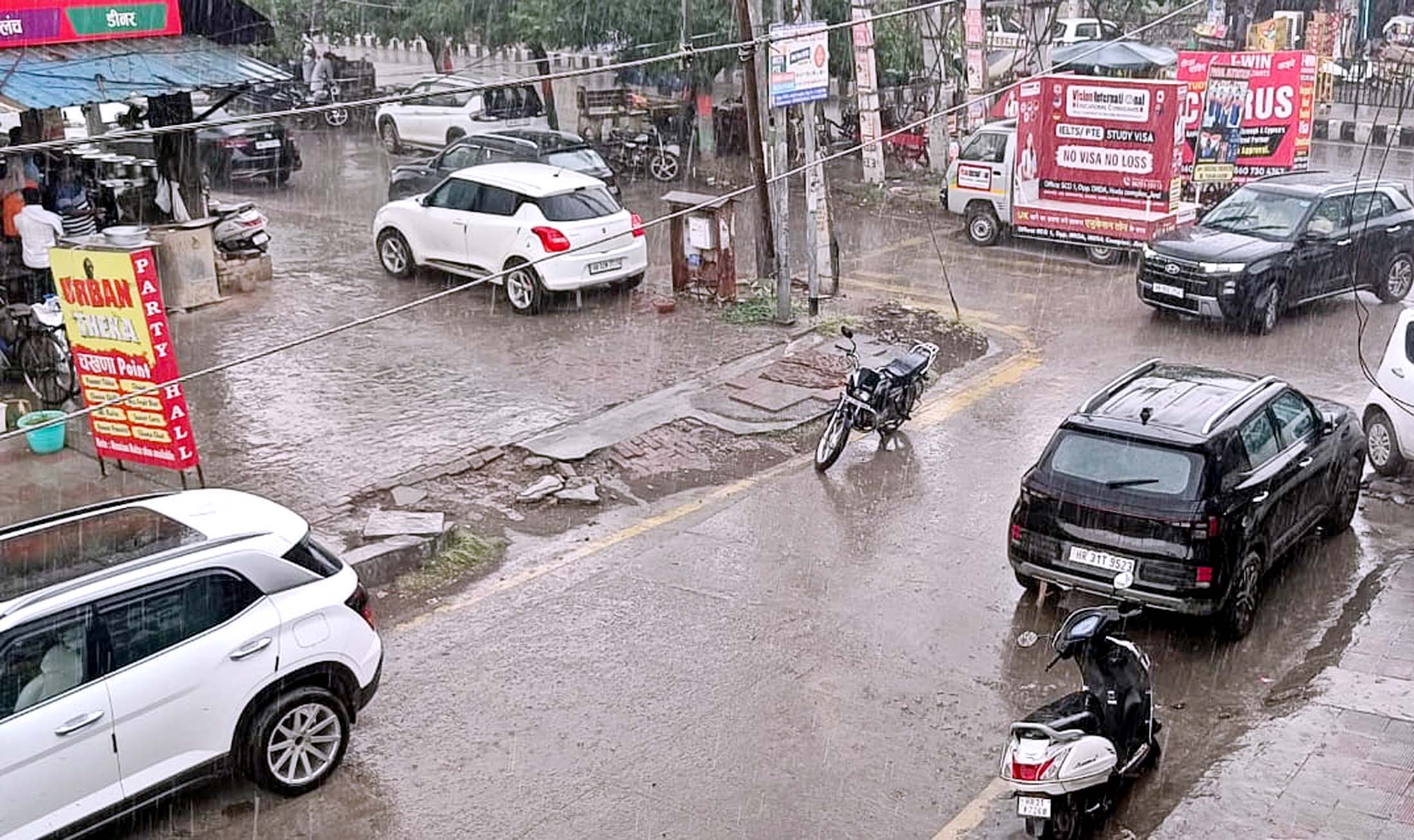 दोपहर के समय होती तेज बारिश। दोपहर के समय होती तेज बारिश।