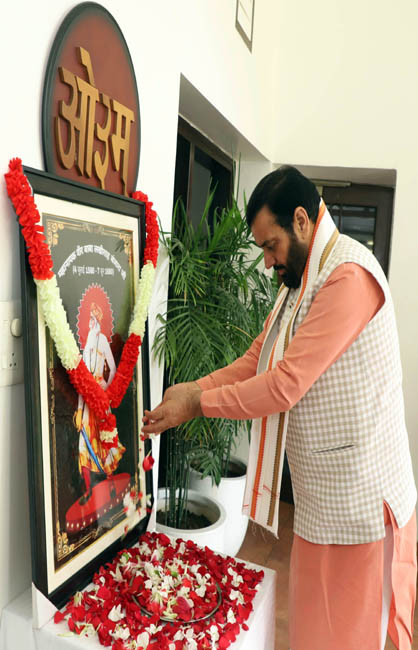 हरियाणा के मुख्यमंत्री नायब सैनी बाबा लखी शाह काे नमन करते हुए