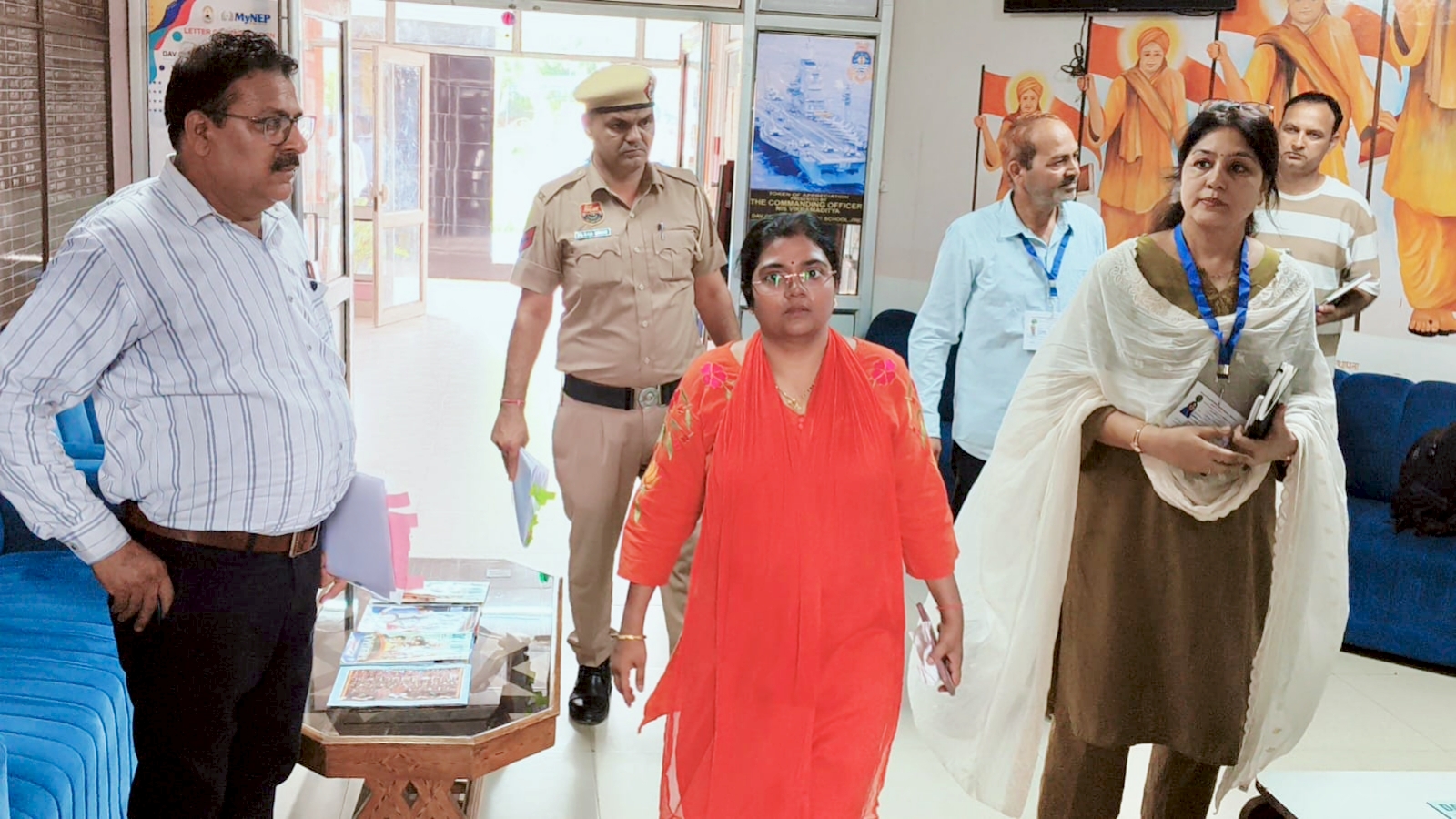 परीक्षा केंद्र का निरीक्षण करते हुए डीसी।
