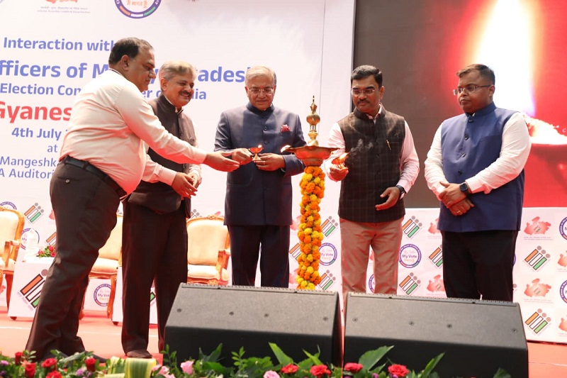 इंदौर में बीएलओ संवाद कार्यक्रम का शुभारंभ करते हुए मुख्य निर्वाचन आयुक्त ज्ञानेश कुमार