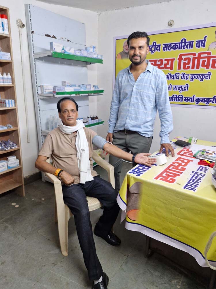 सामुदायिक स्वास्थ्य केंद्र कुनकुरी स्थित जनऔषधि केंद्र में निःशुल्क स्वास्थ्य शिविर