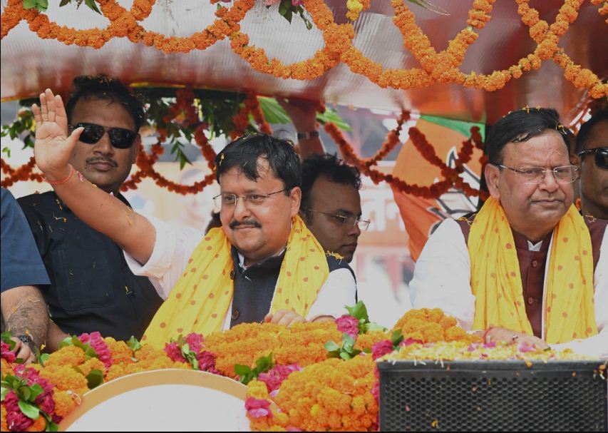 रोड शो के दौरान कार्यकर्ताओं का अभिवादन स्वीकार करते नितिन नवीन