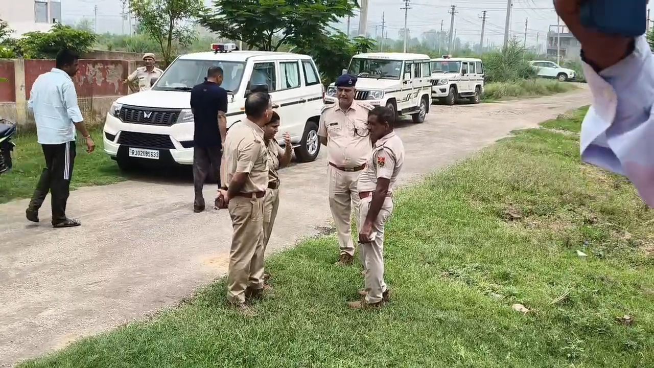 अलवर. घटनास्थल पर जाँच करती पुलिस।