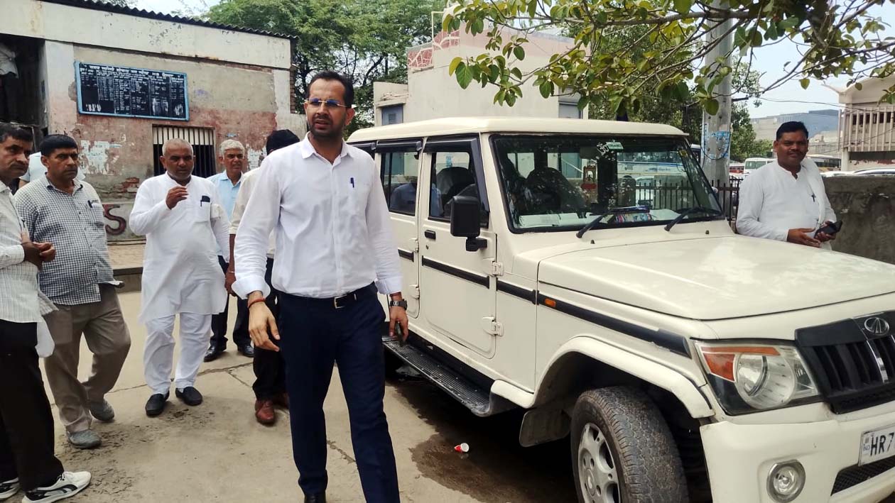 छात्रा को गाड़ी में बैठाकर रवाना करते यातायात प्रबंधक प्रीतम कुमार व अन्य कर्मचारी।