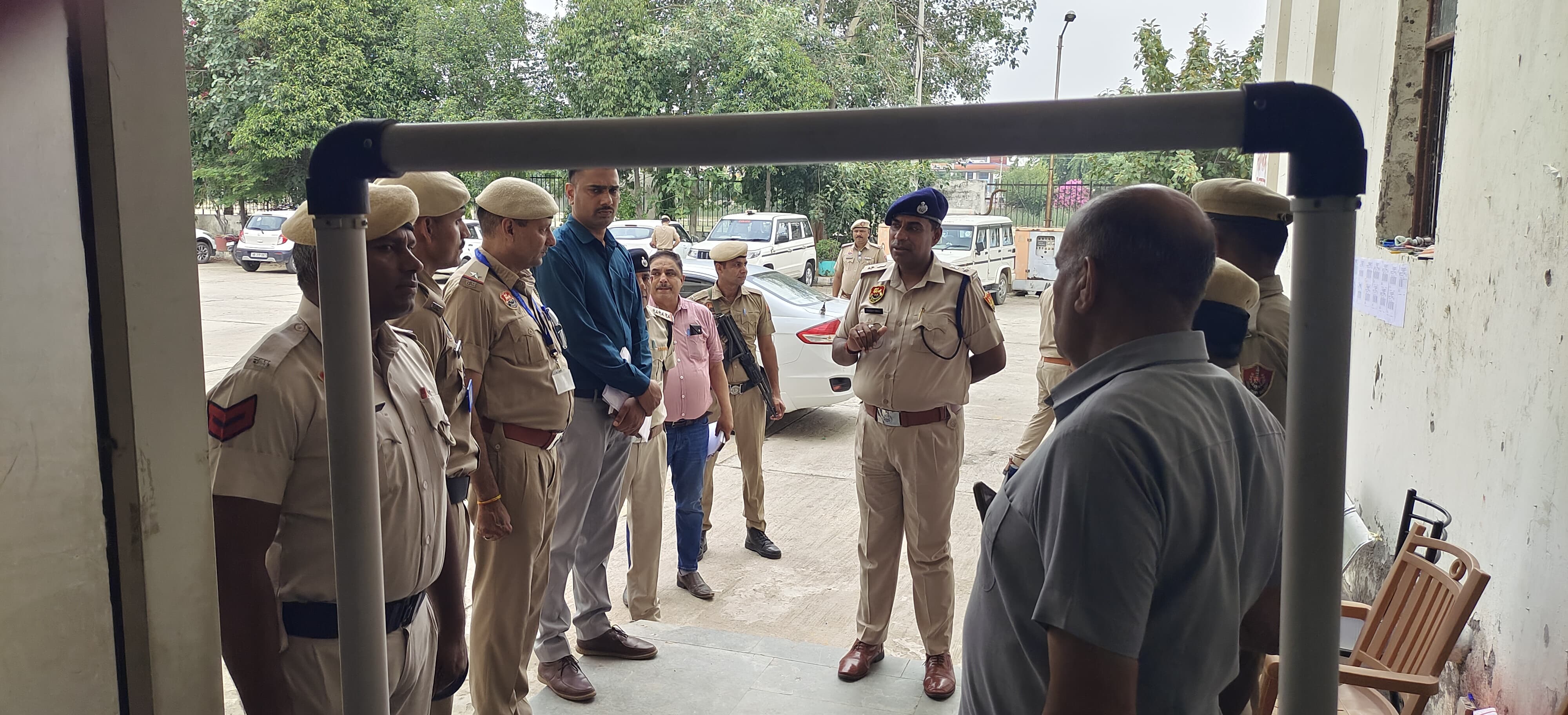 पुलिस कर्मियों को दिशा-निर्देश देते हुए एसपी।