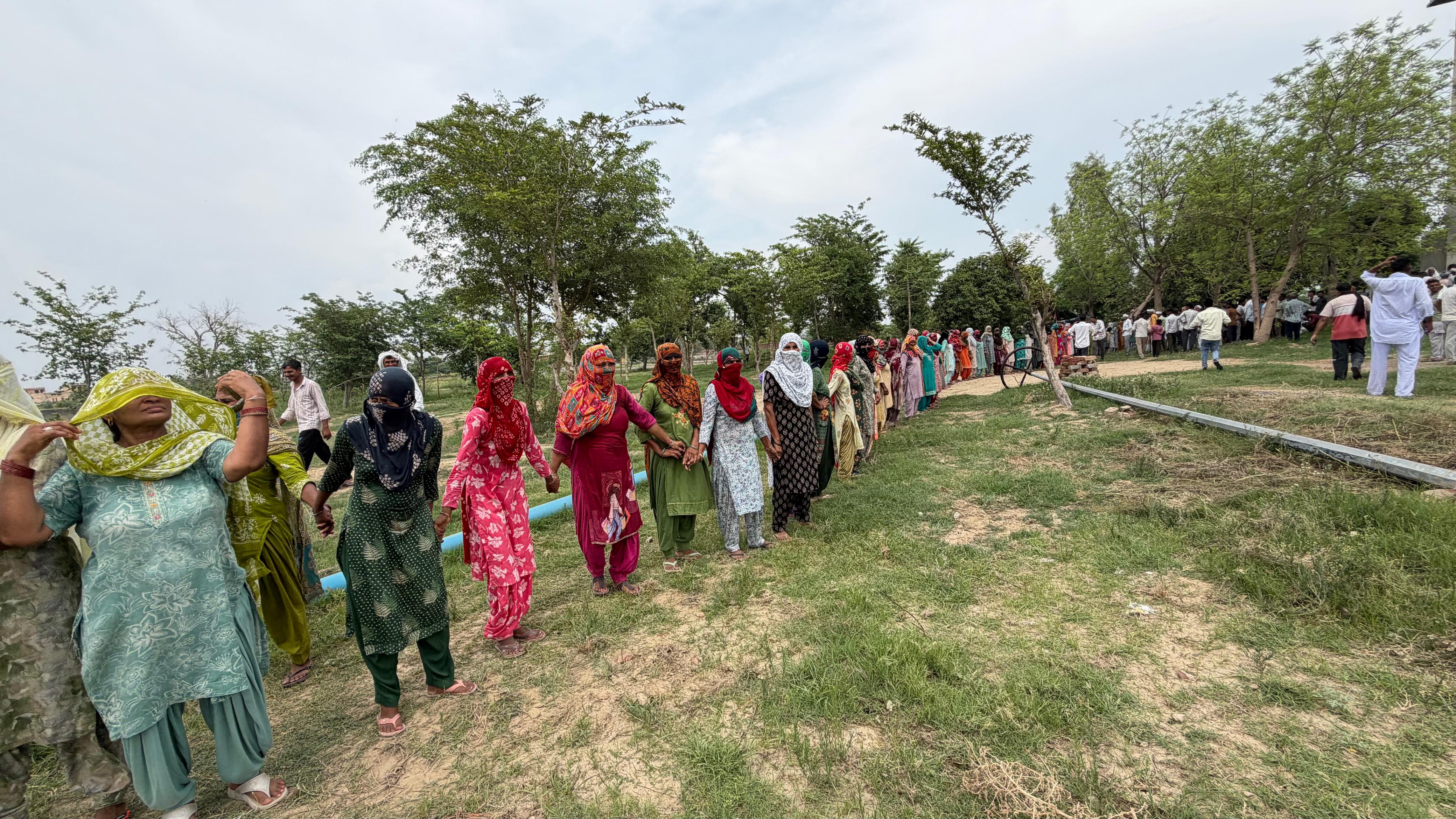 धरनास्थल से जलघर तक महिलाओं द्वारा बनाई गई मानव श्रृंखला।