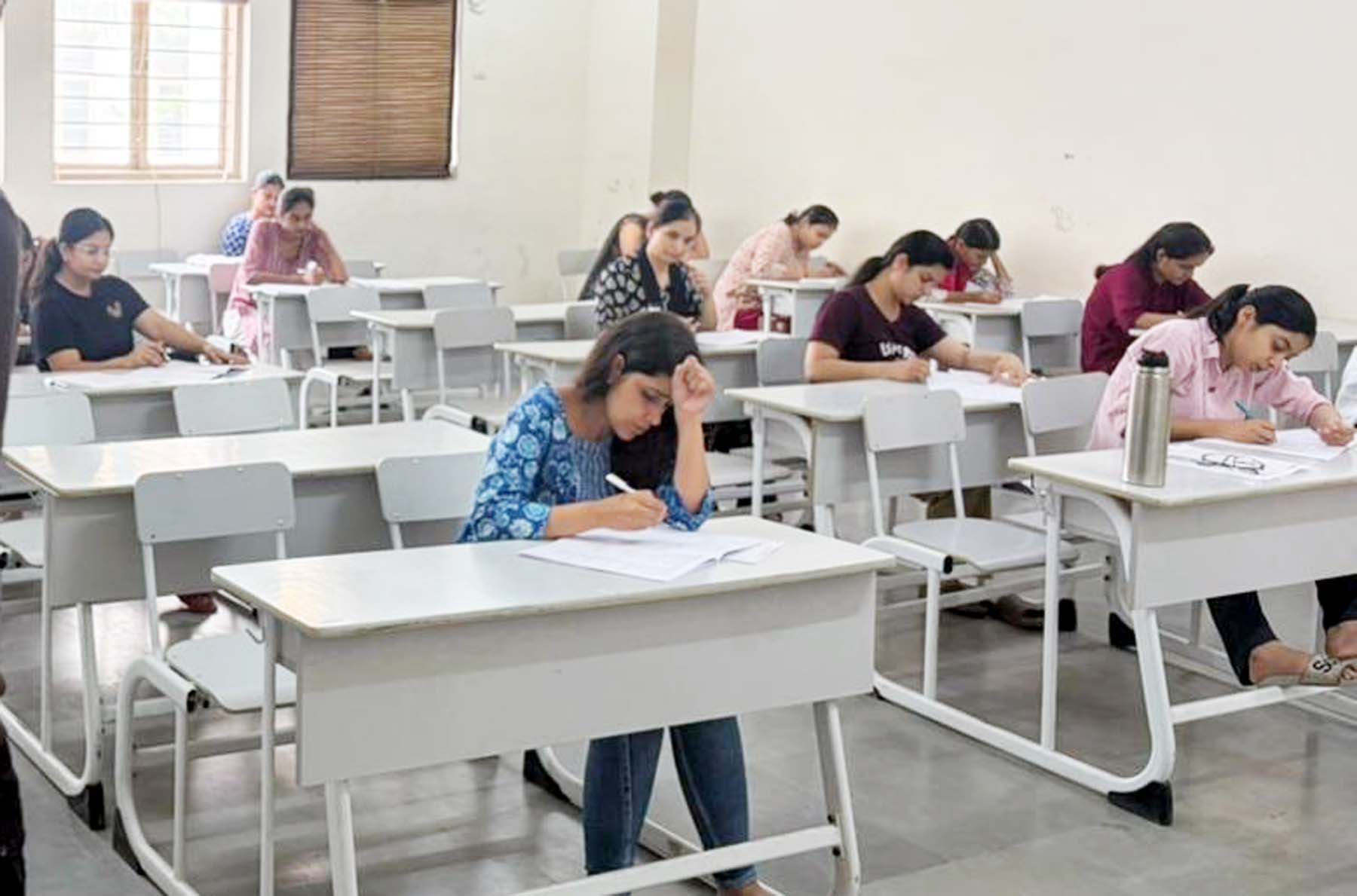 गुरुग्राम में टीजीटी की परीक्षा देते परीक्षार्थी।