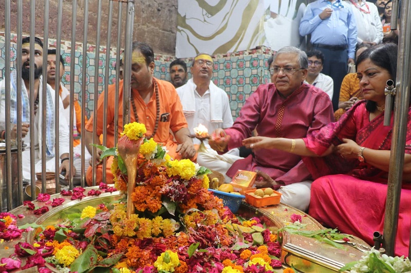 मुख्य निर्वाचन आयुक्त ज्ञानेश कुमार ओंकारेश्वर में ज्योतिर्लिंग मंदिर पूजन करते हुए मुख्य निर्वाचन आयुक्त ज्ञानेश कुमार ओंकारेश्वर में ज्योतिर्लिंग मंदिर पूजन करते हुए