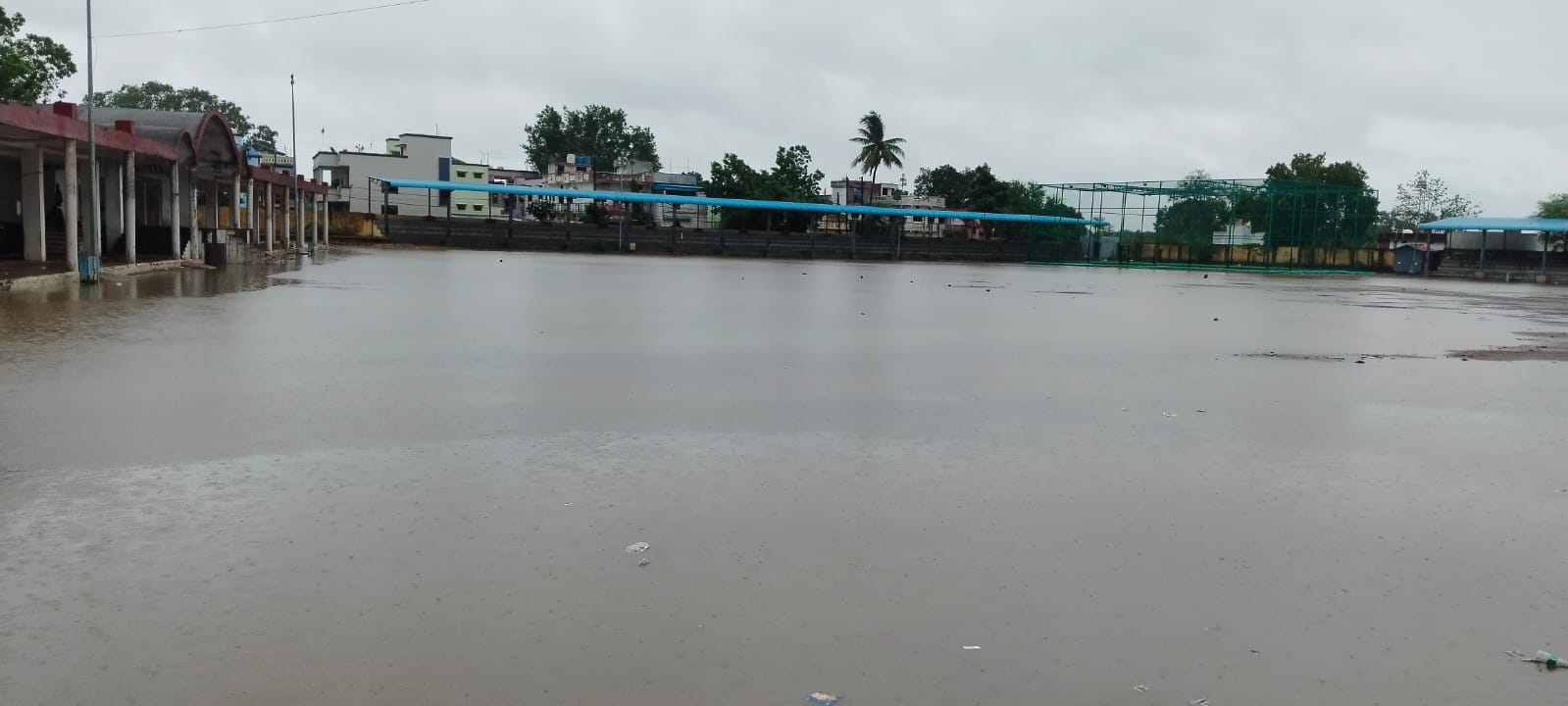 एकलव्य खेल परिसर में पानी भर गया है।
