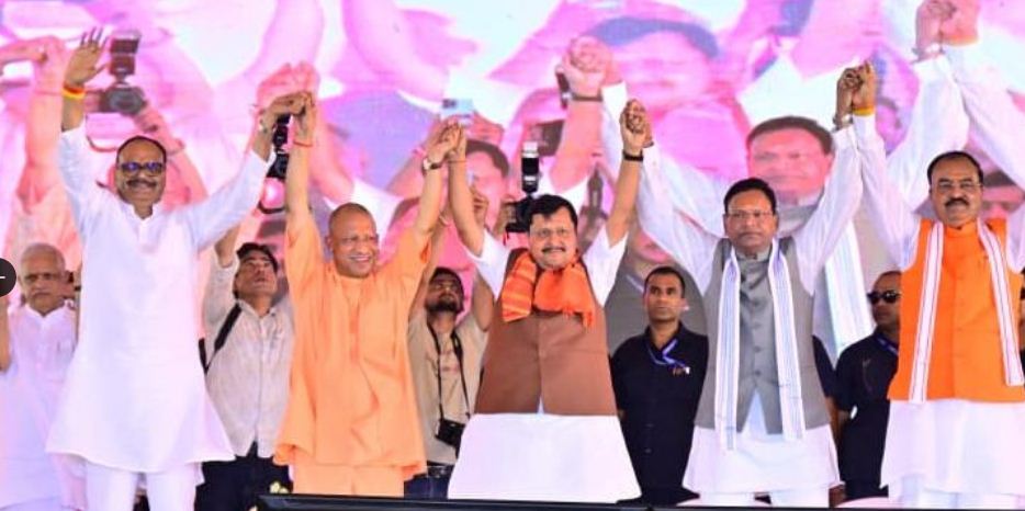 शक्ति केन्द्र सम्मेलन के मंच पर भाजपा अध्यक्ष नितिन नवीन के साथ ब्रजेश पाठक शक्ति केन्द्र सम्मेलन के मंच पर भाजपा अध्यक्ष नितिन नवीन के साथ ब्रजेश पाठक