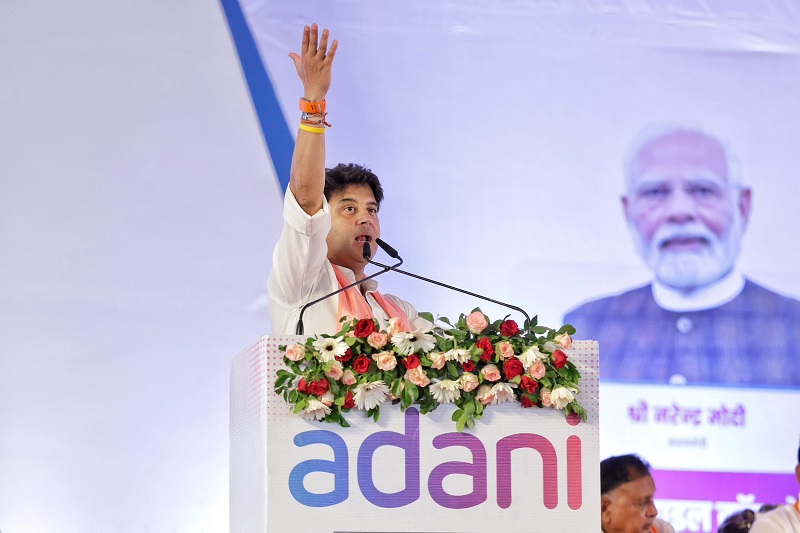 अदाणी डिफेंस मैन्युफैक्चरिंग प्लांट के शिलान्यास कार्यक्रम को संबोधित करते हुए सिंधिया