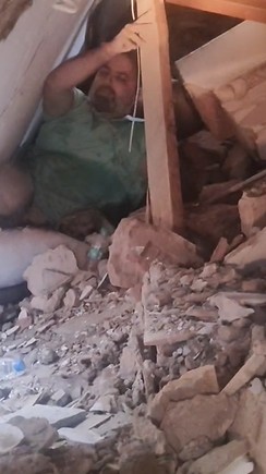 मलबे में दबा व्यक्ति मलबे में दबा व्यक्ति