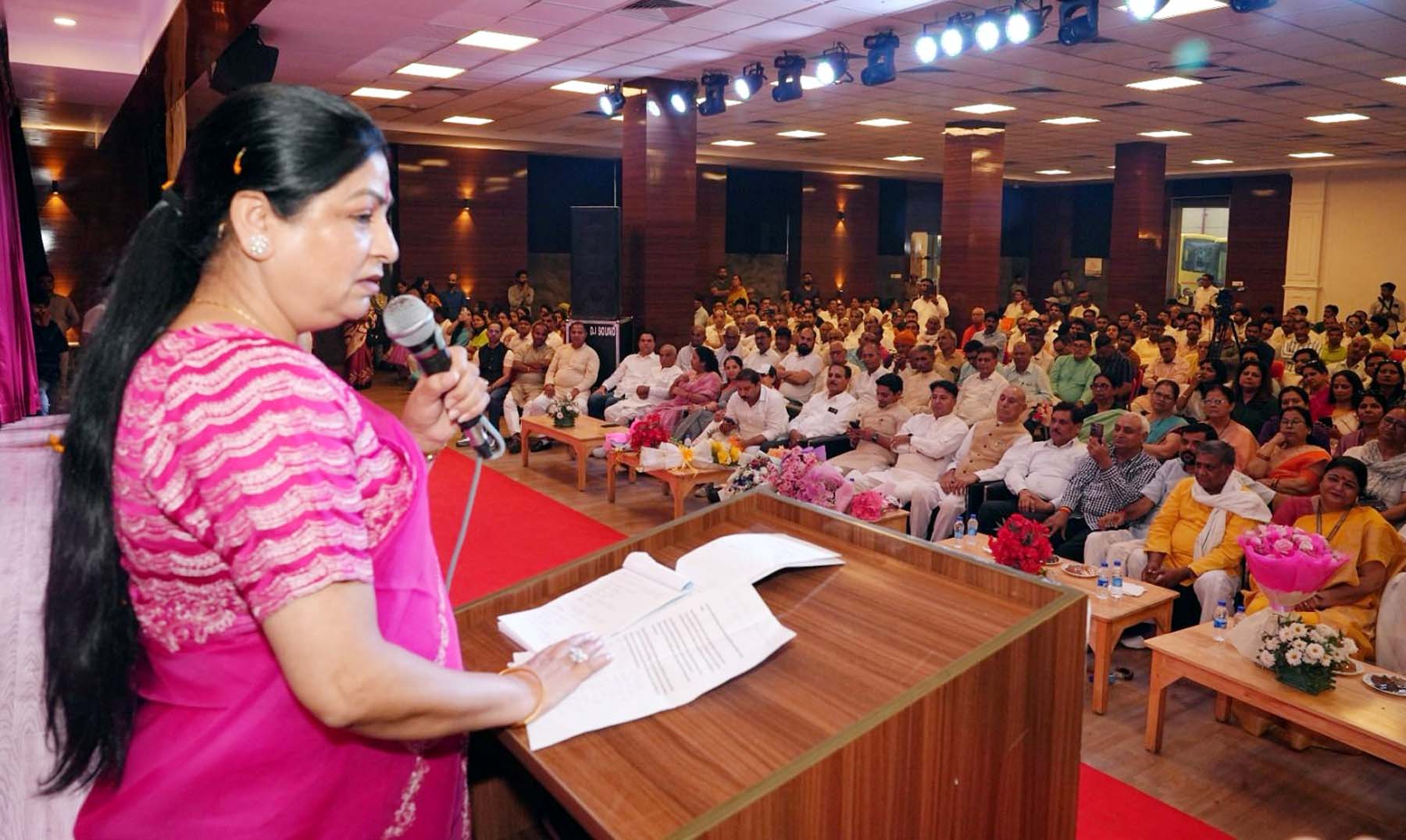 गुरुग्राम में अपने स्वागत समारोह में बोलती हरियाणा महिला आयोग की चेयरपर्सन उषा प्रियदर्शी।